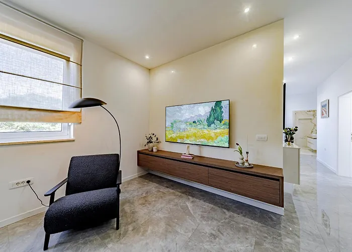 Penthouse Optimum 아파트 코츌라